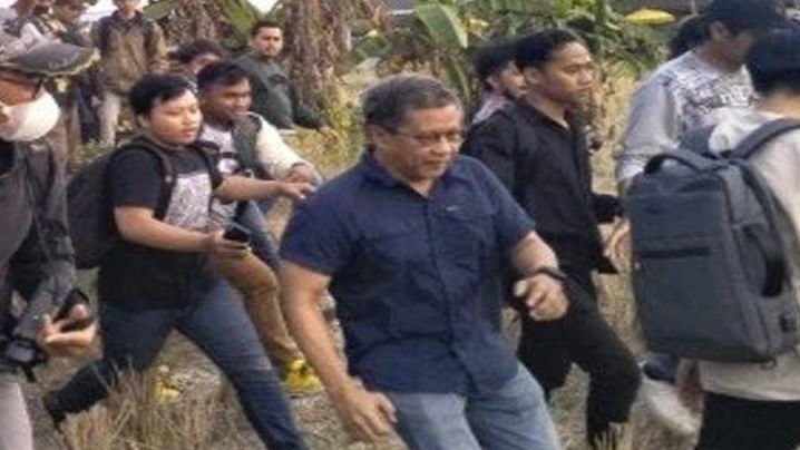 Rocky Gerung dan Refly Harun Dilempar Botol Air Mineral, Netizen : Pasti yang Melempar Abis Makan Nasi Padang