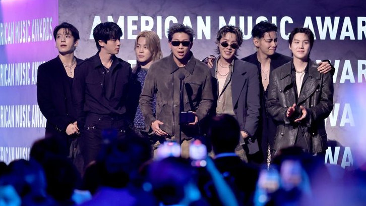 Borong Tiga Piala AMAs 2026, BTS Artis Asia Pertama dan Satu-satunya Raih Dua Kali Penghargaan 'Artist of The Year',  Cek Daftar Lengkap Pemenang