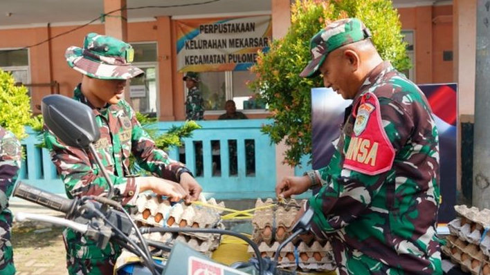 Babinsa Salurkan Sembako Door to Door, Dukung Program Stunting di Merak