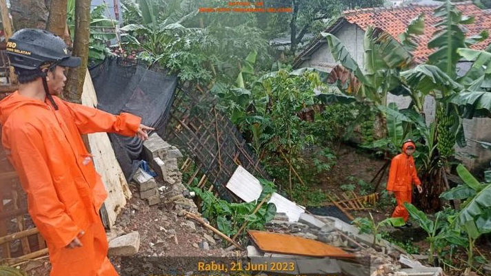 Diguyur Hujan Deras, Tembok Sepanjang 15 Meter Roboh Tiban Rumah Warga di Tangsel