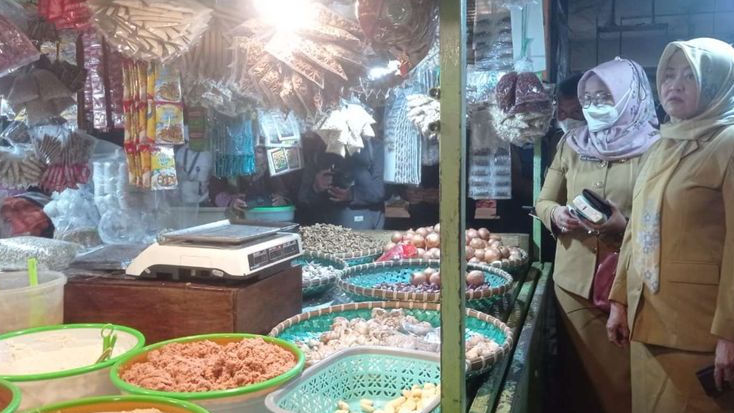 Inspeksi Pangan, Disperindag Jabar Temukan Bahan Berbahaya di Pasar BTM Cicadas