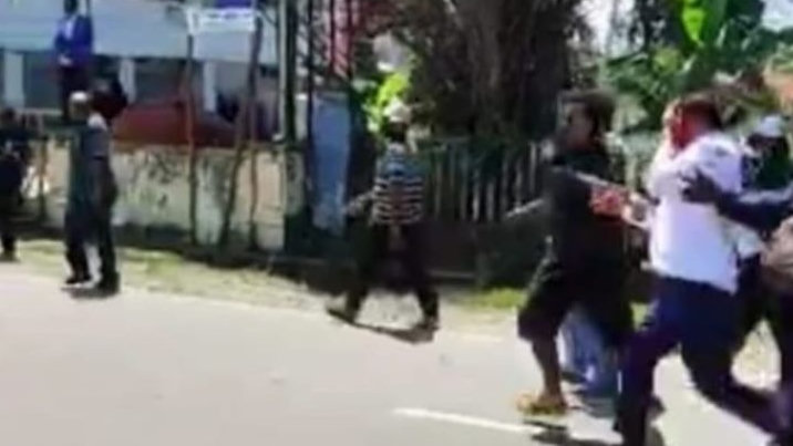 Rombongan Pengantar Jenazah Lukas Enembe Anarkis, Sejumlah Pejabat di Papua Terluka, 1 Mobil Dibakar