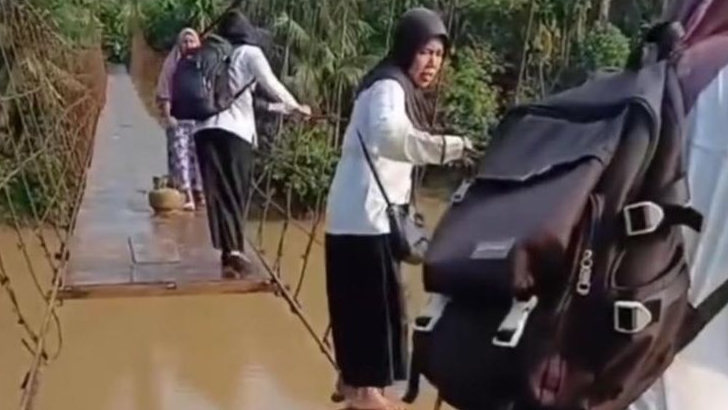 Demi Murid, Guru di Merangin Bertaruh Nyawa Lewati Jembatan Rusak, Haru Sekaligus Bikin Geram!