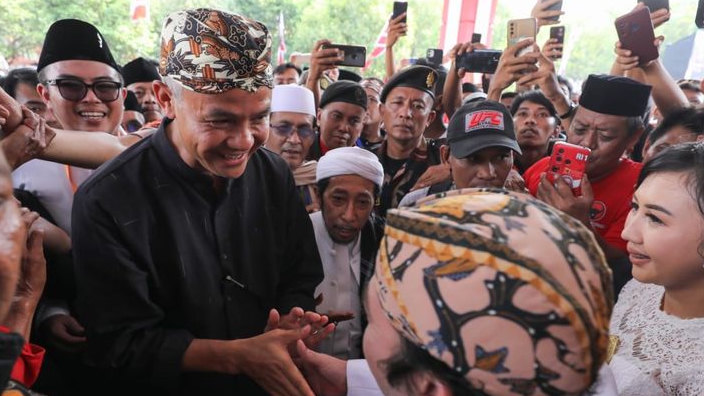 Ganjar Pranowo Disematkan Blangkon oleh Tokoh Budayawan Saat Lawatan ke Cirebon