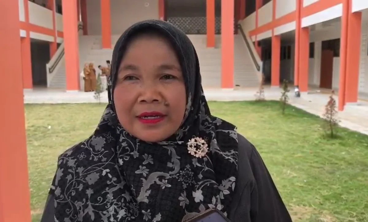 Ketua Komisi D DPRD Jember, Sunarsi Khoris saat memberikan keterangan usai melakukan sidak ke Sekolah Rakyat Terintegrasi 1 Jember bersama seluruh anggota Komisi D, Dinsos PPPA dan Dinas Pendidikan. (Dok. Pojoksatu.id/David Tomi Anggara)
