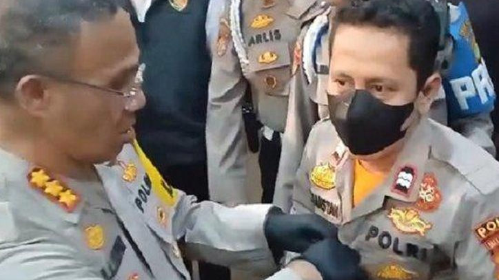 Cita-cita Jadi Polisi Gak Kesampean, Polisi Gadungan Ditangkap Polisi Beneran Gegara Suka Malak Pedagang di Jatinegara