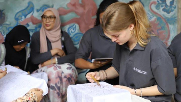 Kolaborasi Internasional, Diajak Membatik Giriloyo, Mahasiswa Asing Belajar Kesehatan dan Keselamatan Kerja Summer Course UGM