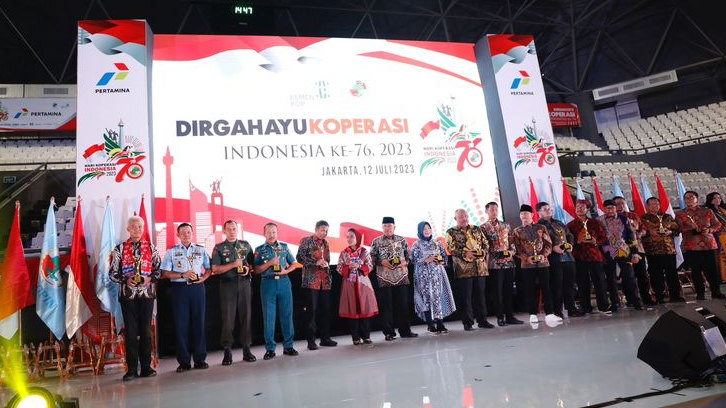UMKM Jateng  Serap 1,3 Juta Lebih Tenaga Kerja, Ganjar Pranowo Terima Penghargaan ‘Pembina Koperasi Andalan’