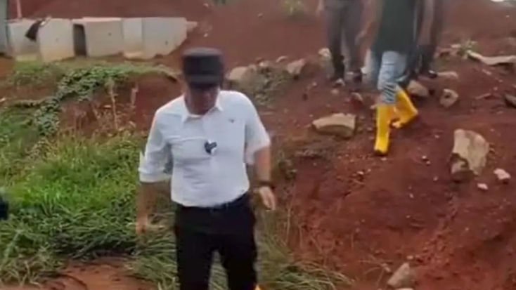 Tumpahan Lumpur Tanah Proyek Pembangunan Pool Taksi Bikin Sengsara, Wakil Walikota Tangsel Geram
