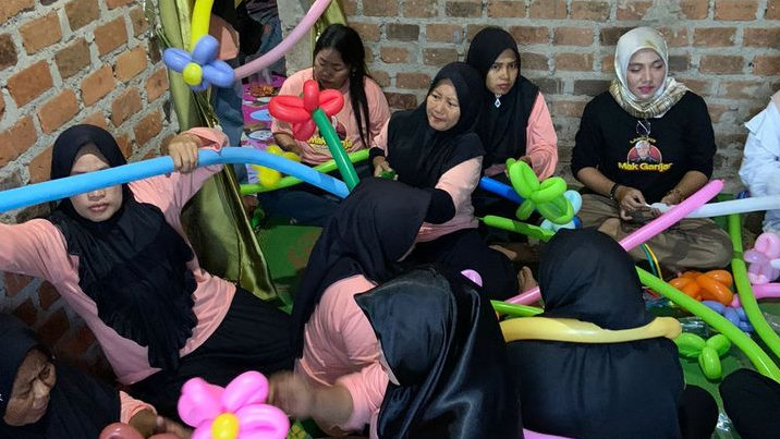 Mak Ganjar Ajak Warga Lampung Membuat Bucket Balon dan Nasi Tumpeng