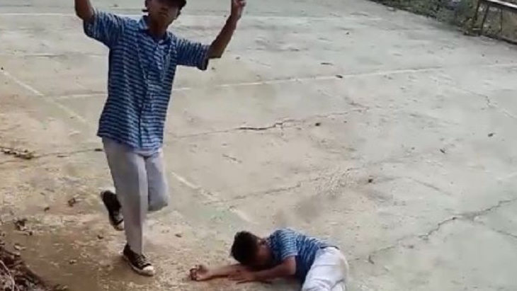 Viral Video Perundungan Siswa SMP Seragam Kotak kotak Biru Bahasa Sunda, Korban Pingsan Pelaku Pose Victory