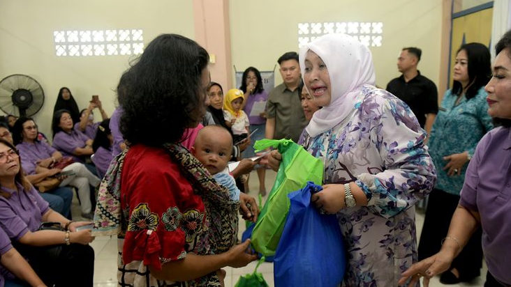 Upaya Turunkan Angka Stunting, TP PKK Sumut dan Arisan Kebaktian Salurkan PMT di Medan Labuhan