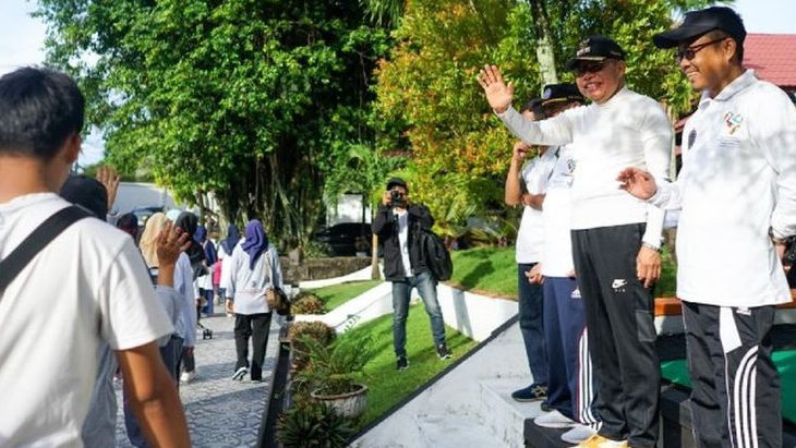 Taufan Pawe Lepas Peserta Jalan Sehat Milad ke-24 UMPAR
