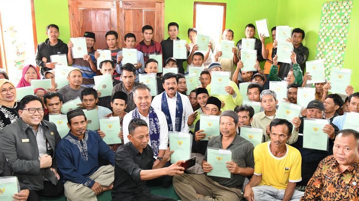 Bey Machmudin Dampingi Menteri ATR Berikan Sertifikat Huntap Warga Terdampak Longsor di Bogor