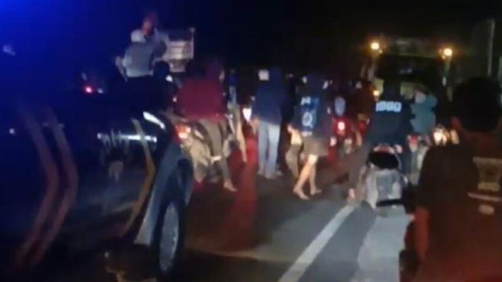 Mencekam ! Polsek Kudu Jombang Diserang Ratusan Pesilat, Mobil Dinas Hancur, Dua Polisi Jadi Korban