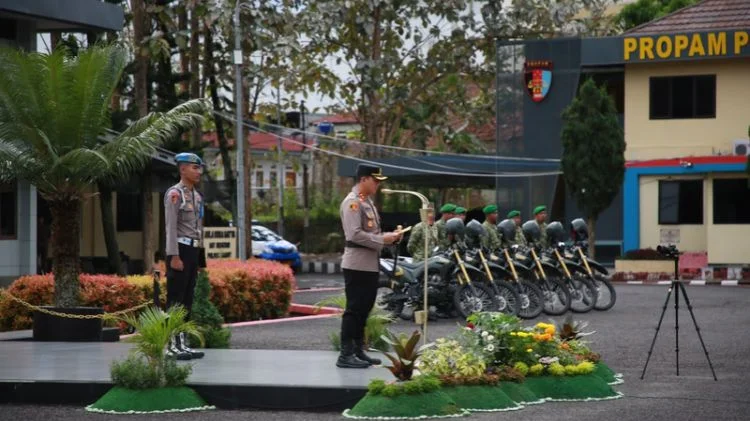 Kapolres Garut AKBP Niko N. Adi Putra memimpin apel gelar pasukan Operasi Patuh Lodaya 2026 di Mapolres Garut.
