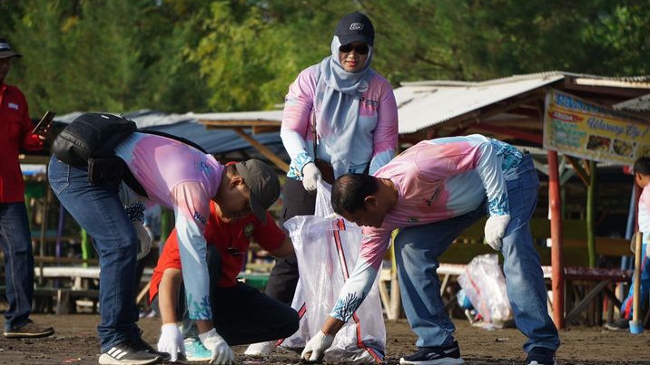 Peringati Hari Lingkungan Hidup, Integrated Terminal Balongan Kolaborasi Bersih-bersih Pantai Tirta Ayu