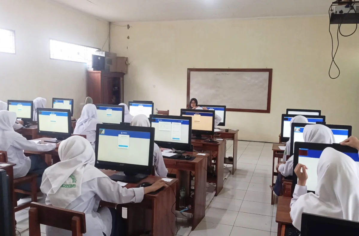 Pelaksanaan Tes Kemampuan Akademik (TKA) 2026 diawasi secara berlapis untuk menjaga integritas dan kejujuran peserta. (Foto: sma.attawazun.sch.id)