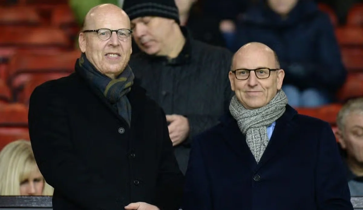 Ketua Eksekutif Bersama Manchester United, Joel Glazer dan Avram Glazer, mendapat desakan dari Gary Neville agar menjual klub tersebut.