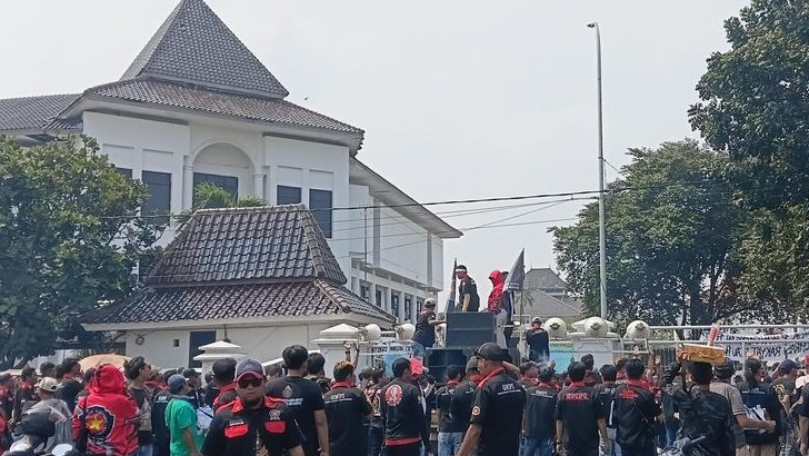 Ribuan Massa GMPI Kepung DPRD Karawang