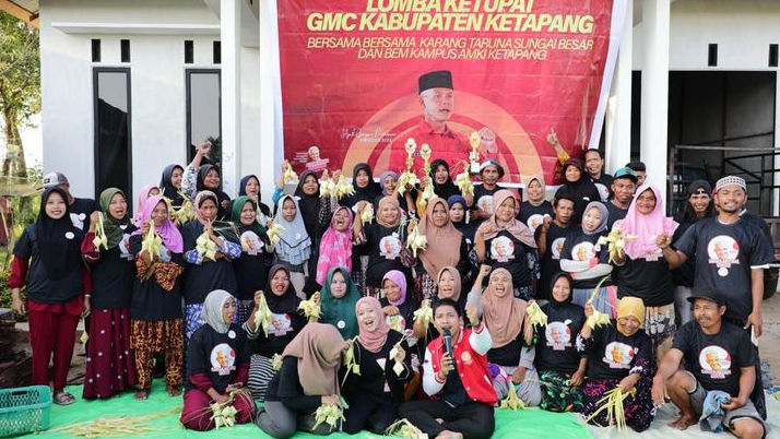 Milenial Ganjar Gelar Perlombaan Menganyam Ketupat di Ketapang