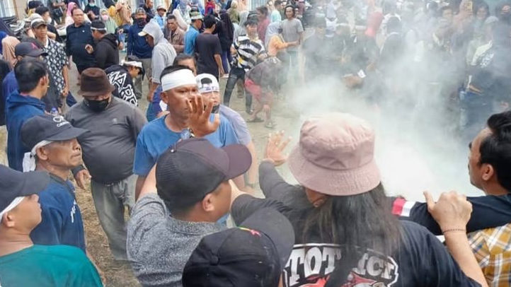 Aksi Demo Simpatisan Suryatati-Ii Sumirat di Bawaslu Bengkulu Selatan Berujung Anarkis