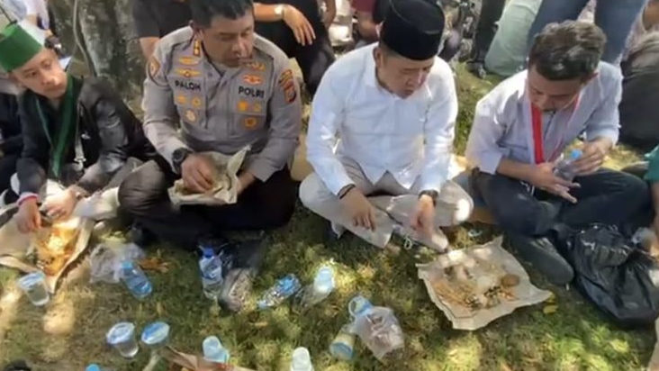 Agak Laen, Aksi Demo Mahasiswa di Mandailing Natal Berujung Makan Siang Bersama di Halaman DPRD