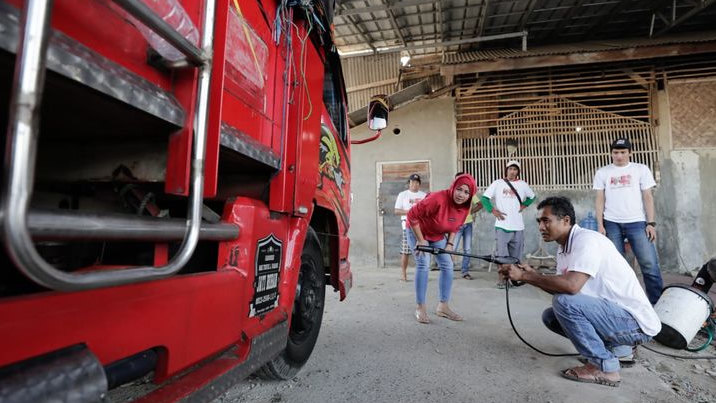 Dukung Kerja Para Sopir Truk, Ganjar Fasilitasi Dongkrak dan Mesin Steam di Indramayu