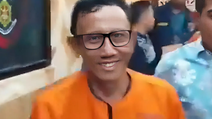 Tampang Rufaji Zahuri, Ketua HNSI Cilegon Kenakan Baju Tahanan Usai Jadi Tersangka Kasus Pemalakan Proyek Rp5 Triliun