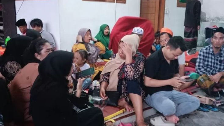 Cemas dan Takut, Pihak Keluarga Menunggu Evakuasi Santri yang Tertimbun Reruntuhan Musala 3 Lantai di Ponpes Al Khoziny Sidoarjo