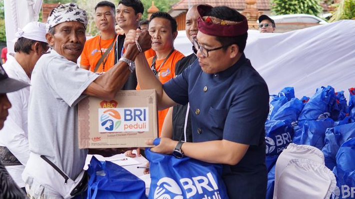 BRI Peduli Sambut Nyepi: Ribuan Paket Sembako dan Renovasi Pura untuk Warga Desa Adat Soka