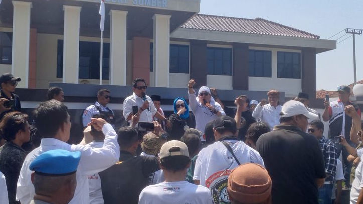 Ratusan Warga Kepung PN Sumber, Kawal Perjuangan Hukum Bunda Vivi SofiahSofiah
