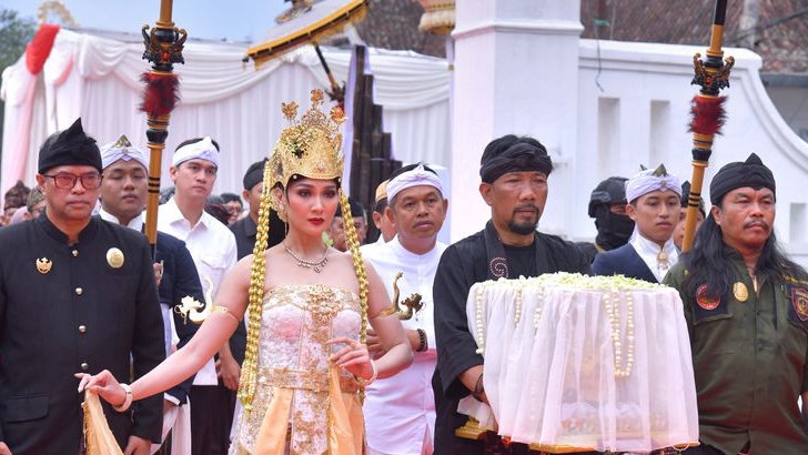 KDM Antar Mahkota Binokasih Kembali ke Museum Prabu Geusan Ulun