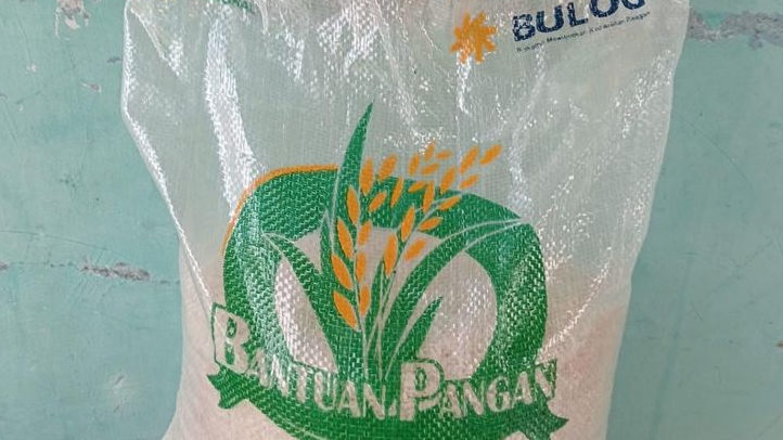 Warga Penerima Bansos Beras di Karawang Dipungli, Wajib Bayar Rp10 Ribu