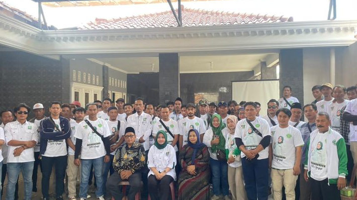 Ratusan Relawan Antar Anggi Rostiana Daftar ke KPU Karawang