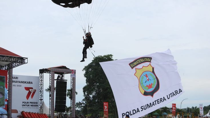 Polda Sumut Hadirkan Atraksi Terjung Payung Pada HUT Bhayangkara ke-77