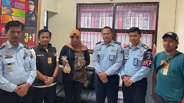 Dikira Bawa Makanan, Perempuan Berkerudung Ternyata Hendak Selundukan Sabu ke Lapas Bandung
