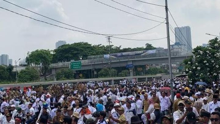 Ribuan Aparat Desa Kepung Gedung DPR Sambil Bakar Ban dan Lempar Botol, Minta Revisi UU Desa Disahkan