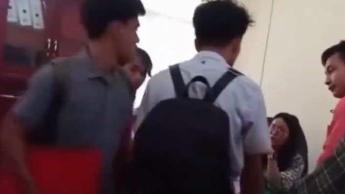 Oknum Dosen di Nias Viral Buang Skripsi, Mahasiswa Emosi Tendang Meja
