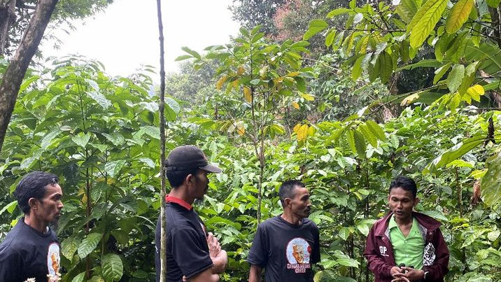 Ganjar Milenial Berikan Bantuan Alat Pertanian Kepada Petani Kopi di Gowa