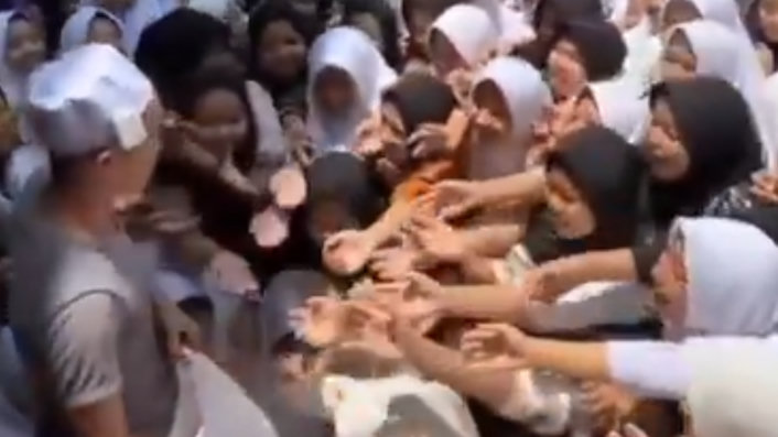 Viral Pria Diduga Pengurus Ponpes Tebar Pembalut ke Santriwati, Sebut Hal Tidak Senonoh