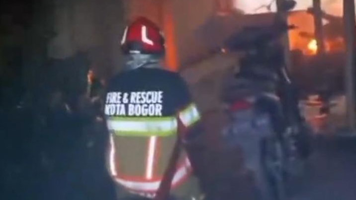 Parkiran Motor Depan Stasiun Bogor Ludes Terbakar, 10 Unit Motor Tinggal Sisa Rangka!