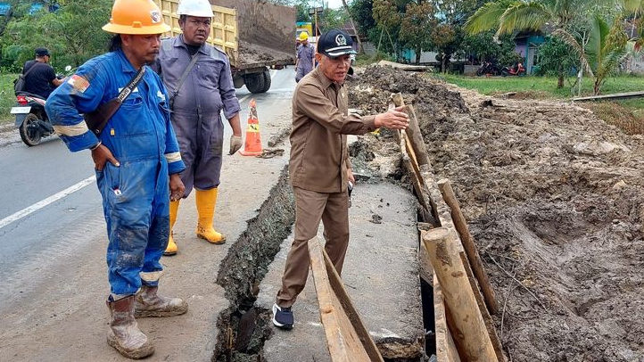 Samsun Miris Lihat Jalan Provinsi Rusak Akibat Pemasangan Pipa Gas Senipah-Balikpapan