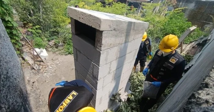 Penampakan tungku di belakang rumah Dwi Bagus di Madiun yang diperiksa polisi terkait dugaan pembakaran jasad Dini Hardiyanti dan anaknya.
