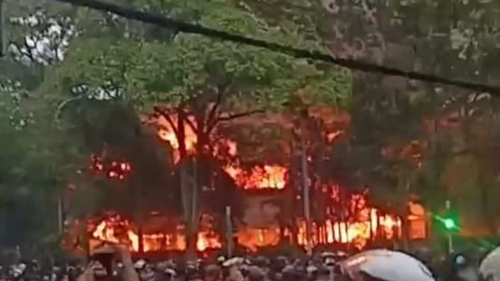 Mencekam, Massa Bakar Rumah Mewah di Dekat Gedung DPRD Jabar, Api Membumbung Tinggi