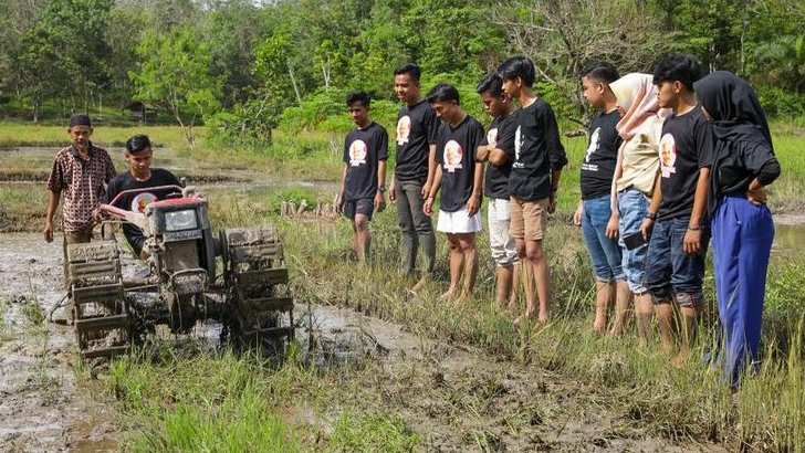 Milenial Pendukung Ganjar Serahkan Bantuan Bibit Padi dan Pupuk untuk Kelompok Tani di Musi Rawas