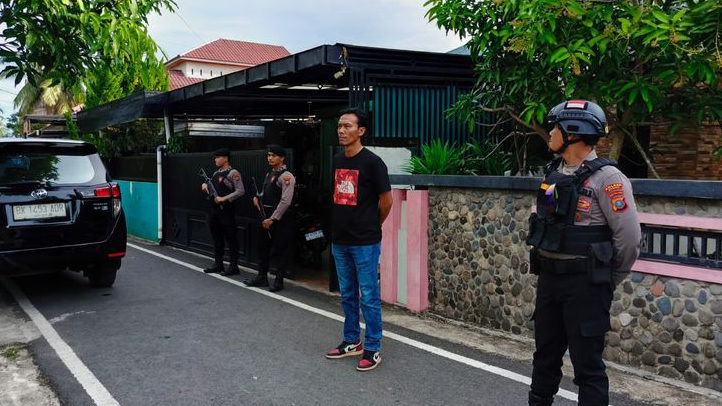 Kadis PUPR Madina Elpi Yanti Menangis Dibawa KPK dari Rumahnya ke Kantor PUPR di Payaloting