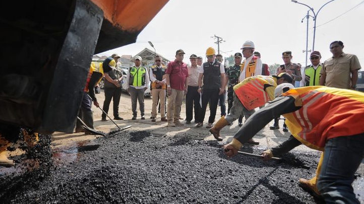 Ridwan Kamil Inspeksi Pengaspalan Jalan Provinsi di Bandung Barat