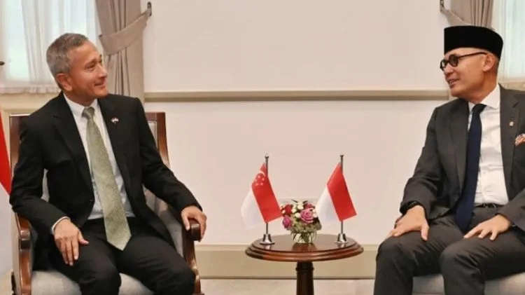 Menlu RI Arrmanatha Nasir menyambut Menlu Singapura Vivian Balakrishnan di Gedung Pancasila, Jakarta.