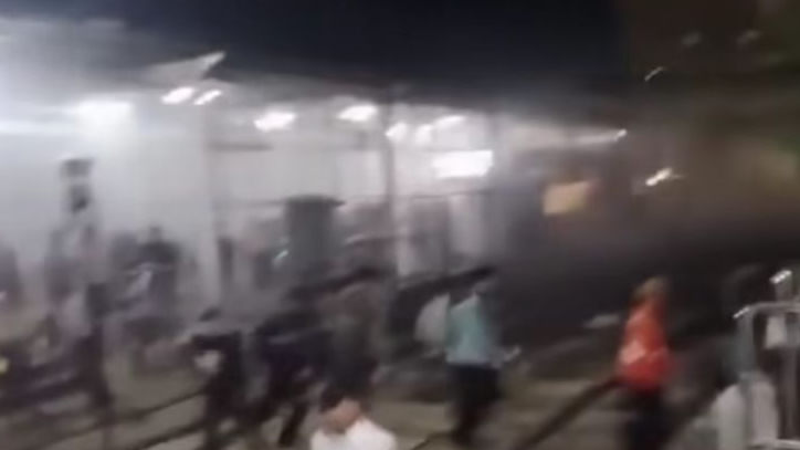 Malam Ricuh di Stasiun Karet, Jakarta Pusat: Gas Air Mata Mengepul di Ruang Publik